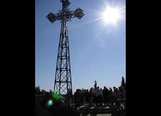 kopia krzyża z Giewontu przy parafii w Kamiennym Potoku (fot. Danuta Kobylarz) grafika