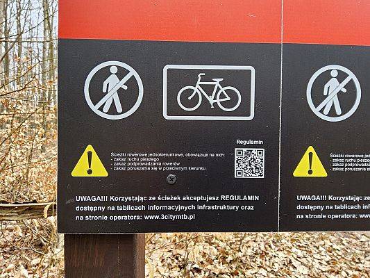 fragment tablicy z piktogramem zakazu ruchu pieszego i nakazu poruszania się rowerem (fot. Anna Moś) grafika