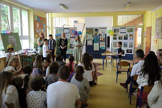 uczniowie wraz z opiekunami w sali szkolnej (fot. Michalina Kapelan) grafika