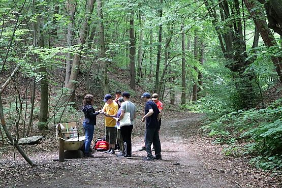na punkcie kontrolnym (fot. Marcin Węsiora) Grafika Z historii Pierwszego Marszobiegu Trójmiejskiego Parku Krajobrazowego "TPK Porusza"