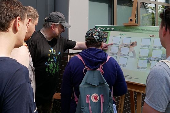 kilka chwil przed startem, przy punkcie edukacyjnym (fot. Zosia Moś) Grafika Z historii Pierwszego Marszobiegu Trójmiejskiego Parku Krajobrazowego "TPK Porusza"