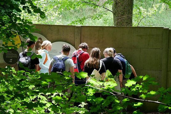 przy punkcie kontrolnym poświęconym ptakom (fot. Zosia Moś) Grafika Z historii Pierwszego Marszobiegu Trójmiejskiego Parku Krajobrazowego "TPK Porusza"